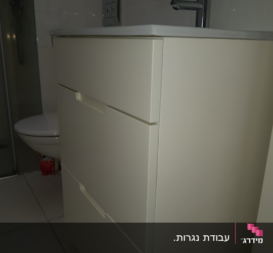 ארון אמבטיה עם כיור וברז מתכת
